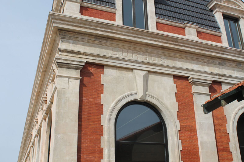 Arquitectura_ Antigua Estación Burgos_ detalle de cerámica de cubierta