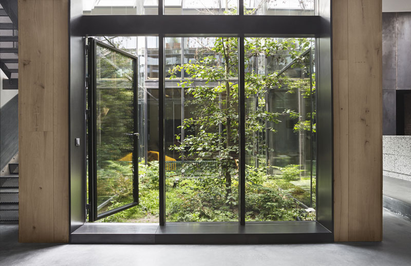 Arquitectura_Casa para Peter Krasilnikoff_ imagen cristalera a patio