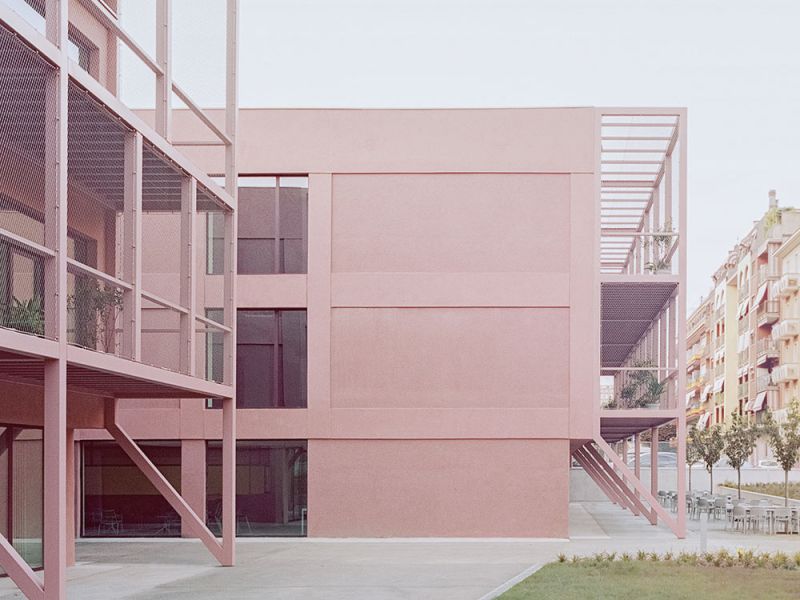 Imagen del exterior del edificio con la nueva piel rosa