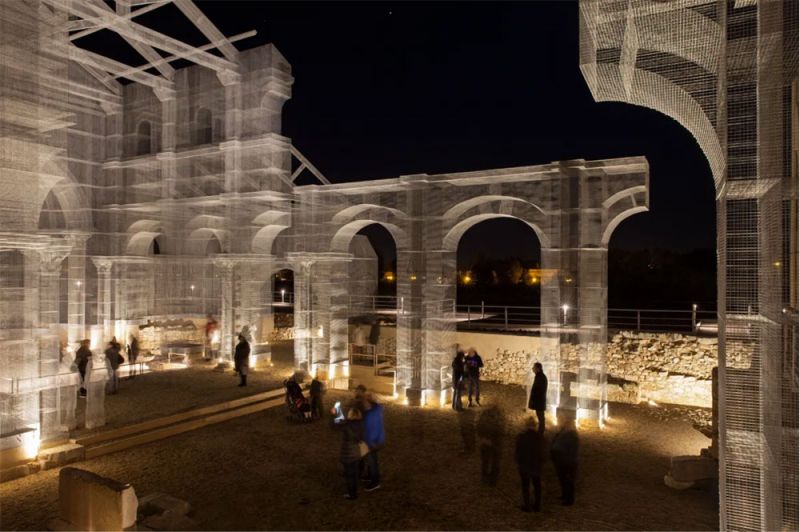 Imagen nocturna de la estructura metálica que reconstruye la basílica paleocristiana