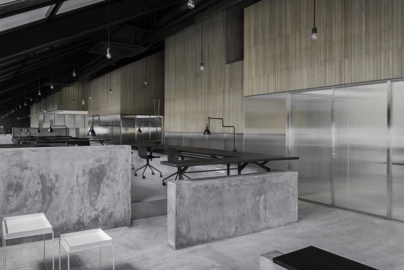 Arquitectura Neri&Hu: Antiguo techo industrial convertido en moderna oficina