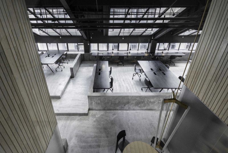 Arquitectura Neri&Hu: Antiguo techo industrial convertido en moderna oficina