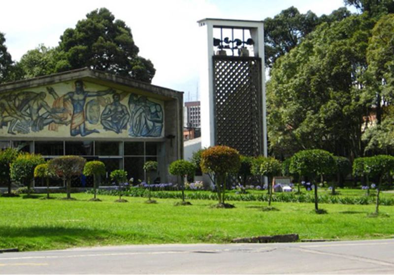 Arquitectura moderna rodeada de verde de la Universidad Nacional