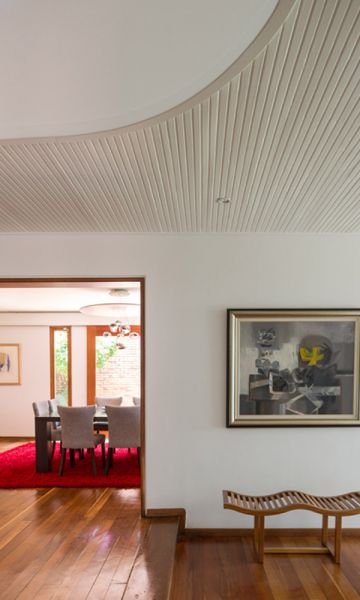 Vista del comedor desde el hall en la casa Calderón