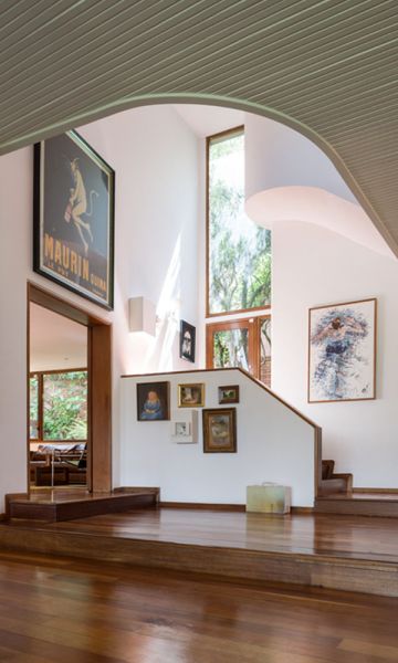 Vista de la sala y el hall en la casa Calderón