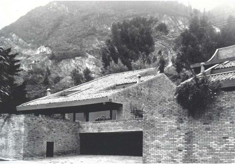 Casa Santos con fondo los Cerros Orientales