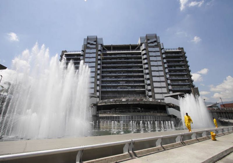 Elemento urbano agua del Edificio Inteligente de las Empresas Públicas de Medellín