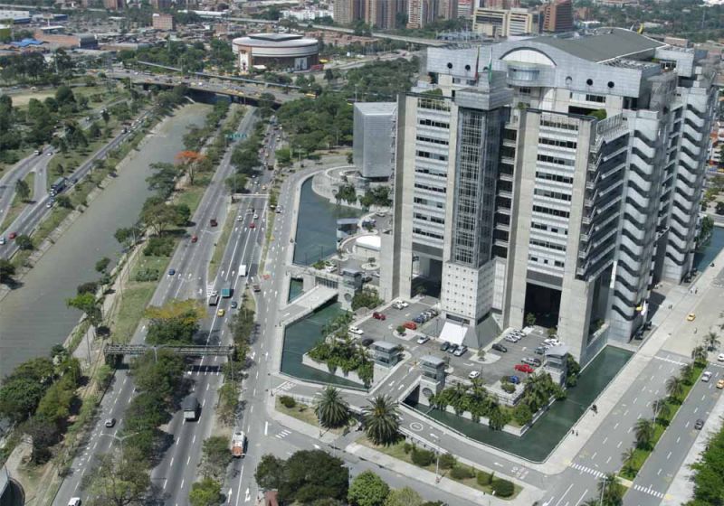 Río Medellín junto al Edificio Inteligente de las Empresas Públicas de Medellín