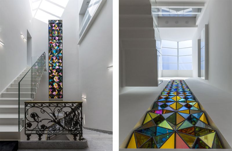 Imagen de la escalera de la villa con la nueva luz cenital y la obra de arte de Olafur Eliasson