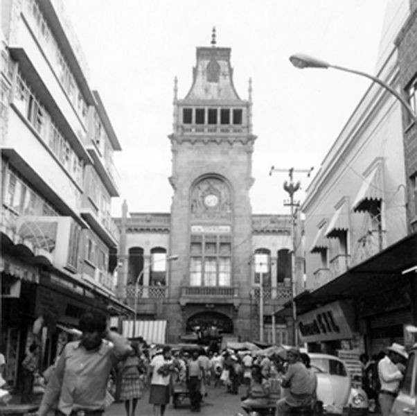 rquitectura_Antiguo_Mercado_de_la_Victoria,_Puebla,_MÃ©xico_ imagen mercado antigua b y n