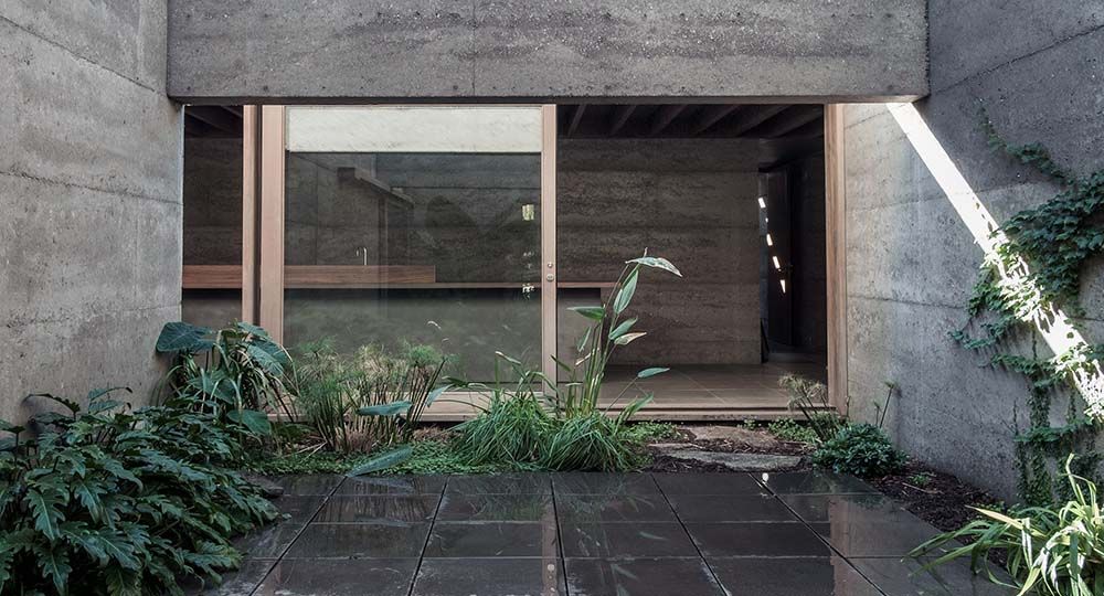 Cloister House, una casa patio de hormigón reciclado de MORQ Architecture en Australia.